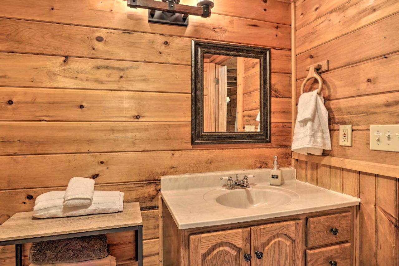 Cabin With Hot Tub And Deck, 3 Mi To Pigeon Forge Sevierville Exterior foto